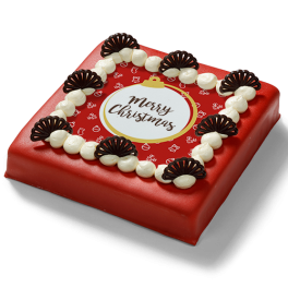 Rode kerst marsepeintaart met slagroomtoefjes, chocoladedecoratie en Merry Christmas print.