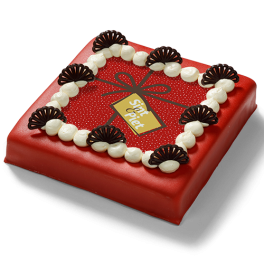 Sinterklaas marsepeintaart met rode marsepeinlaag, roomtoefjes en chocoladedecoraties