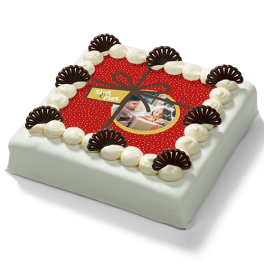 Sinterklaas marsepeintaart met lichte marsepeinlaag, foto, roomtoefjes en chocoladedecoraties