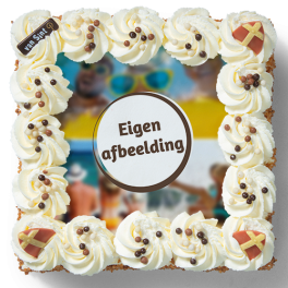 Sinterklaas slagroomtaart met roomtoefjes, nootrand en chocoladeversieringen in Sint-thema
