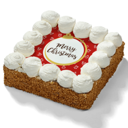 Kerst slagroomtaart met slagroomtoefjes, nootjesrand en rode Merry Christmas print.
