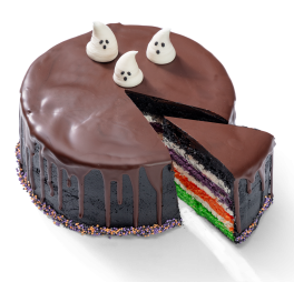 Halloween layer cake met chocolade drip, spookdecoratie en kleurrijke lagen in paars, oranje en groen