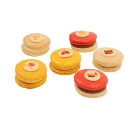 Macarons Sinterklaas in rood, geel en beige met vullingen van vanille, Nutella en citroen