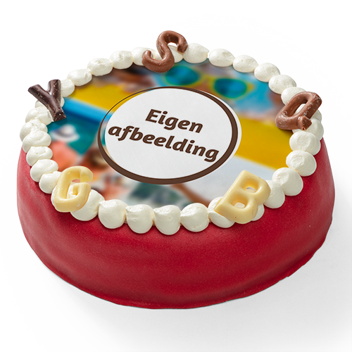 Sinterklaas marsepeintaart met rode marsepein, roomtoefjes en chocoladeletters als decoratie Sinterklaas marsepeintaart met rode marsepein, roomtoefjes en chocoladeletters als decoratie