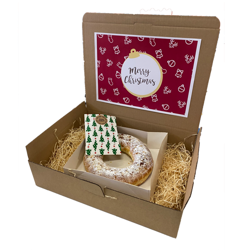 Feestdagenbox met 500 gram roomboter amandelkrans, theezakje en Merry Christmas verpakking. Feestdagenbox met 500 gram roomboter amandelkrans, theezakje en Merry Christmas verpakking.