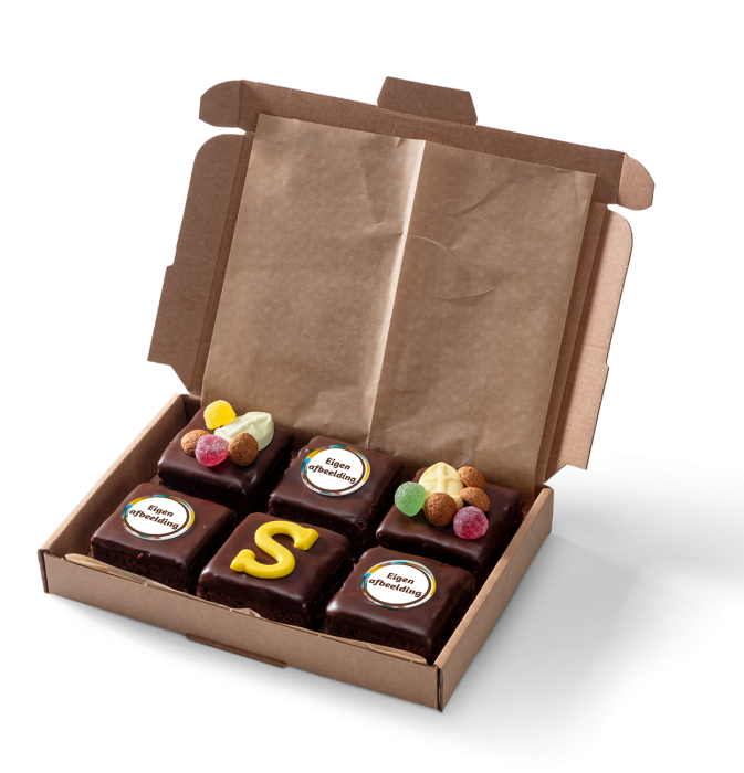 Sinterklaas brownies met pure chocolade, chocoladeletters, kruidnoten, schuimpjes en eigen foto Sinterklaas brownies met pure chocolade, chocoladeletters, kruidnoten, schuimpjes en eigen foto